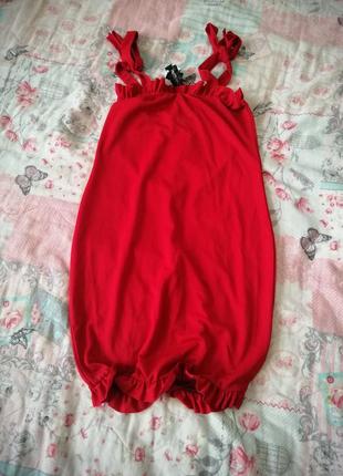 Красное платье с рюшами и на завязках от бренда prettylittlething9 фото