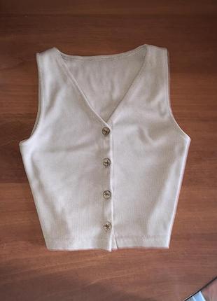 Майка із v-подібним вирізом на ґудзиках