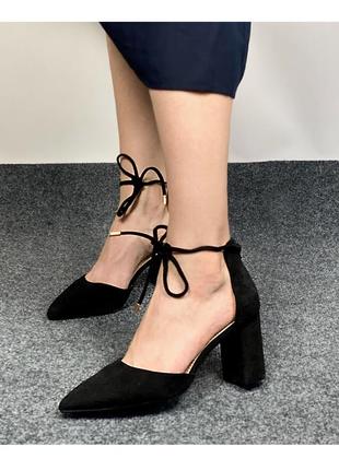 Чорні замшеві босоніжки рр 40 з каблучком та шнурівкою