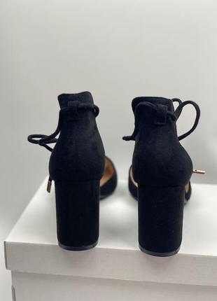 Чорні замшеві босоніжки рр 40 з каблучком та шнурівкою3 фото