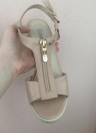Женские босоножки