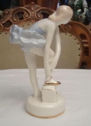 Статуэтка юная балерина завязывает пуанты фарфор ссср дулево2 фото