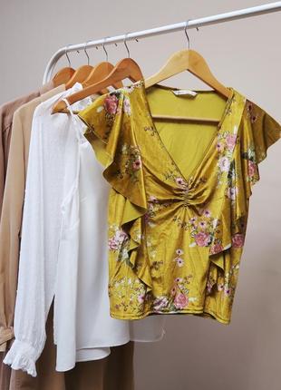 Оксамитовий топ з воланами в квітковий принт