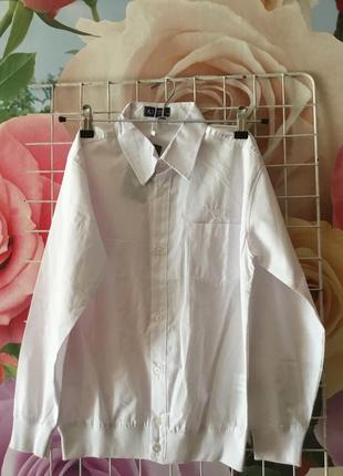 Белая приталенная подростковая рубашка для мальчиков.