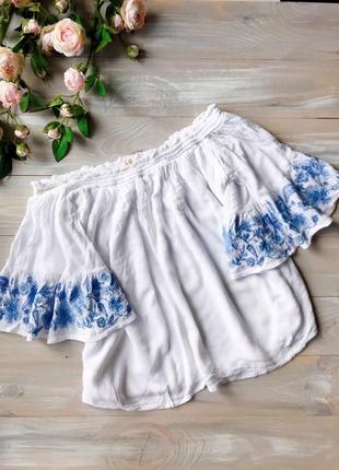 Білий топ з вишитими рукавами