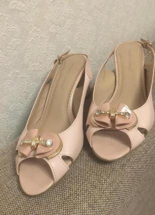 Романтичні босоніжки