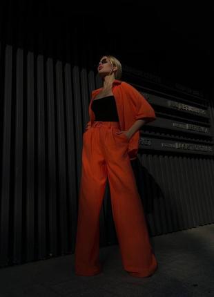 Оранжевый льняной костюм жатка рубашка свободного кроя на короткий рукав и брюки штаны на высокой посадке с карманами прямые стильный трендовый яркий9 фото