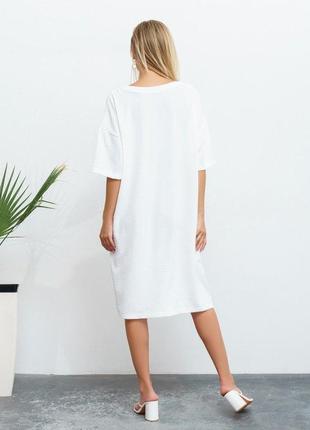 Белое свободное платье с v-образной горловиной3 фото