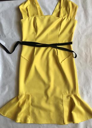 Яркое желтое платье рыбка