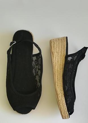 Удобные босоножки из ажурной ткани