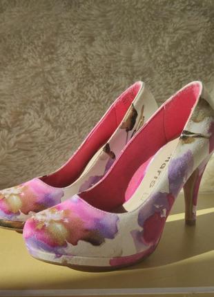 Яскраві святкові черевички з квітковим принтом tamaris 36 розміру