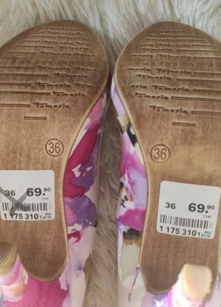 Яскраві святкові туфельки з квітковим принтом tamaris 36 розміру7 фото