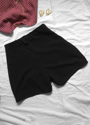 Стильні чорні шорти з воланом від prettylittlething8 фото