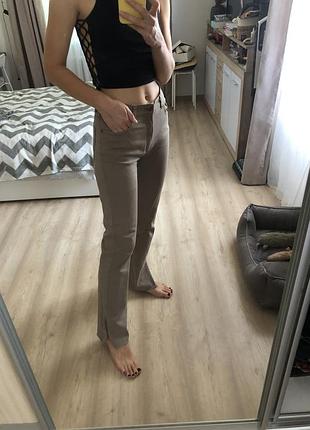 Нюдові / бежеві джинси з розрізами