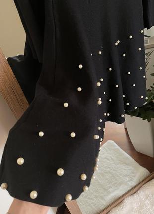 Трикотажна чорна сукня з перлинами2 фото