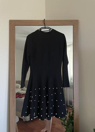 Трикотажна чорна сукня з перлинами