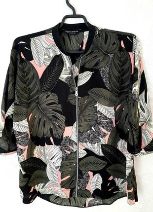 Блузон на молнии, с тропическим принтом.