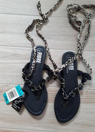 Босоніжки на зав'язках