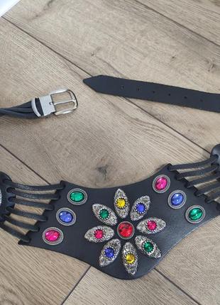 Дизайнерський пояс ремінь на талію жіночий чорний з різнокольоровим камінням в срібних вставках кожаный черный разноцветный на талию концертний ремень