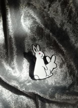 Пін брошка зайці