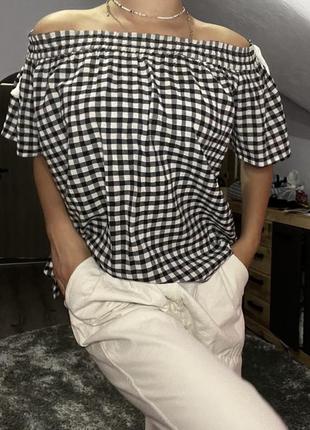 Блуза в клітинку з відкритими плечима1 фото