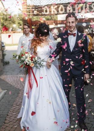 Атласна весільна сукня з мереживом1 фото