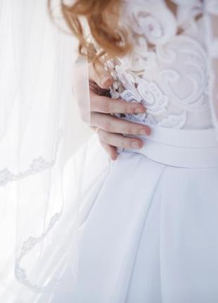 Атласное свадебное платье с кружевом3 фото