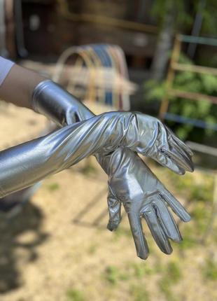 Перчатки серебряные серебро, блестящие длинные, атласные, золото и красные