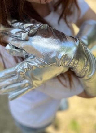 Перчатки серебряные серебро, блестящие длинные, атласные, золото и красные