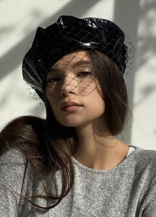Берет лаковий з вуаллю d.hats чорного кольору