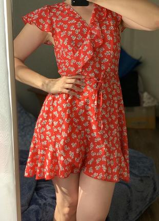 Легке червоне літнє плаття