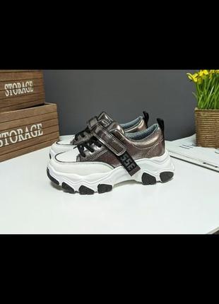 Стильна новинка для дівчаток на модній підошві.