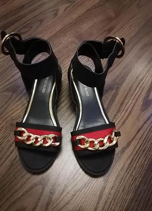 Босоніжки river island gucci