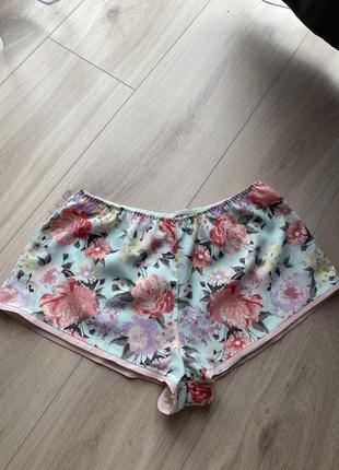 Пижамные шорты в цветочный принт.1 фото