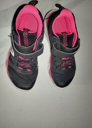 Кросівки фірмові