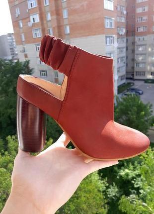 Закриті шкіряні босоніжки від clarks 37 розмір