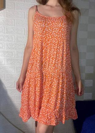 Оранжевое воздушное цветочное платье на бретельках6 фото