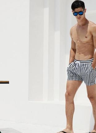 Пляжные шорты в черно-белую полоску desmit