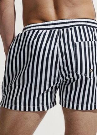 Пляжные шорты в черно-белую полоску desmit