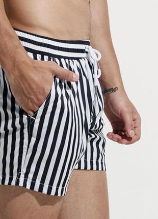 Пляжные шорты в черно-белую полоску desmit