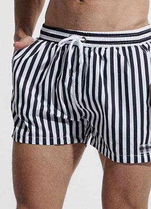 Пляжные шорты в черно-белую полоску desmit