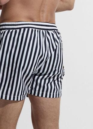 Пляжные шорты в черно-белую полоску desmit