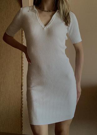 Біле плаття в рубчик з комірцем