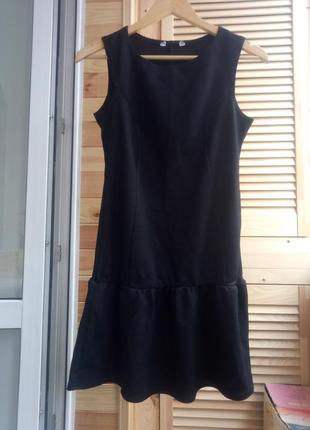 Черное базовое платье с воланами, рюшами, оборками1 фото