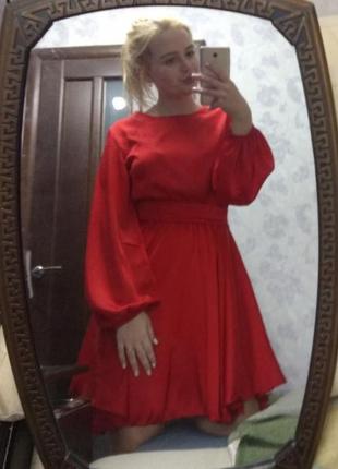 Червоне шовкове плаття