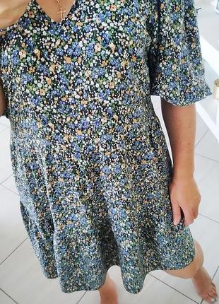 Стильне плаття в дрібні квіточки