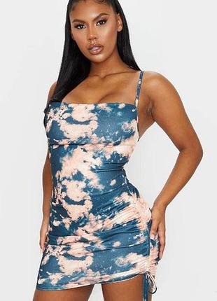 Облегающее платье в принт тай-дай фирмы pretty little thing