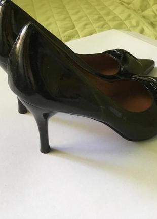 Нарядные  туфли из черной лакированой кожи на узкую ногу, 38 размер.4 фото