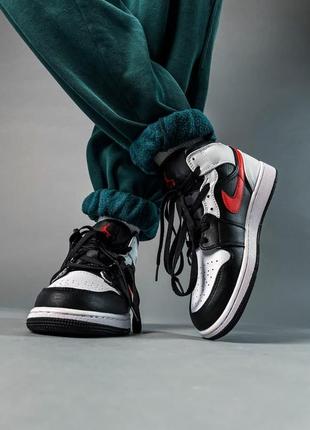 Nike air jordan 1 black mid chile red white жіночі кросівки найк аїр джордан3 фото