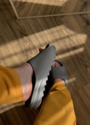 Сірі літні шльопанці з пінки